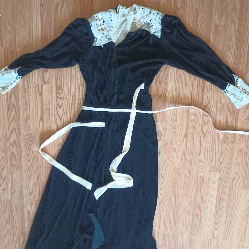 Bergdorf Goodman Vintage Robe. Black Velvet with Cream lace detail